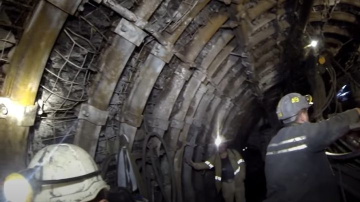 Rząd zamyka kopalnie w Katowicach i innych miastach regionu. Liczba zakładów i terminy szokują. Dziesiątki tysięcy górników idą na postojowe.