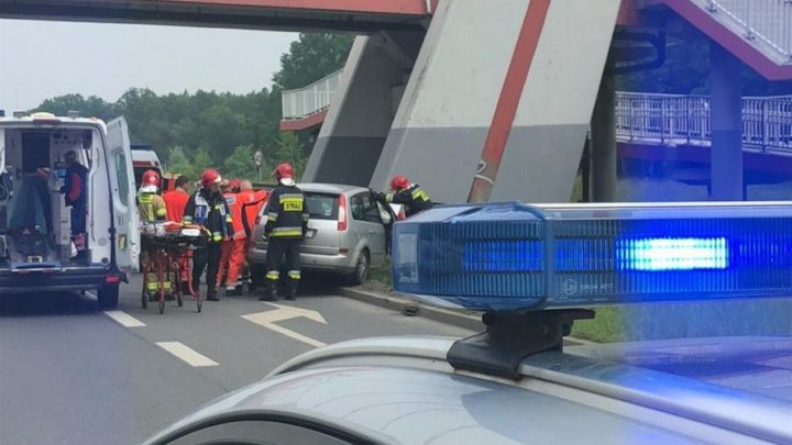 Tajemniczy wypadek w Katowicach. Ranny kierowca uwięziony został w zmiażdżonym samochodzie.