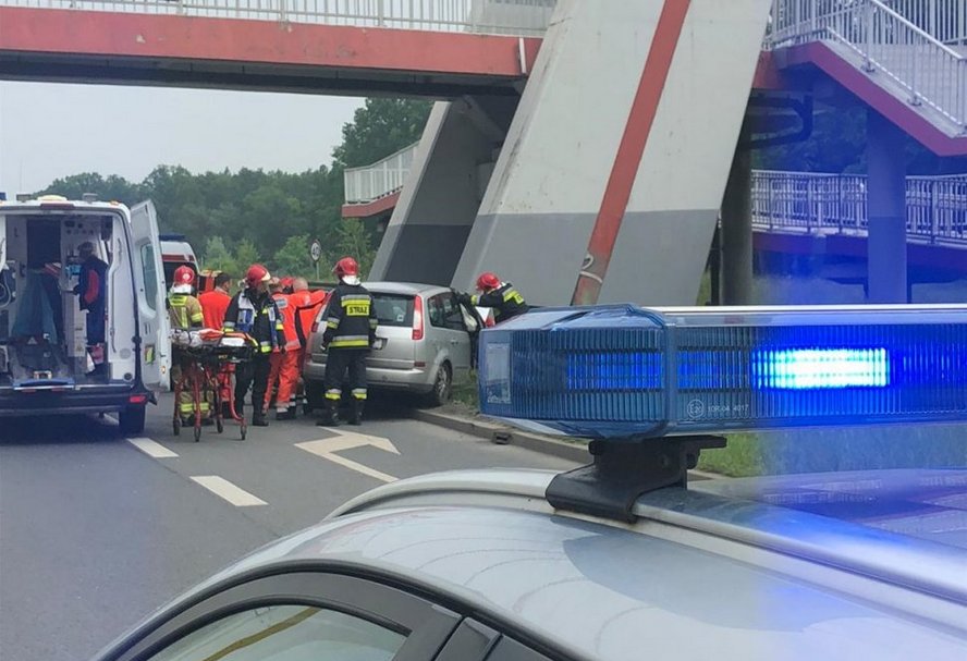 Tajemniczy wypadek w Katowicach. Ranny kierowca uwięziony został w zmiażdżonym samochodzie.