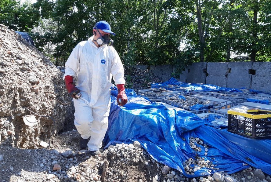 Przestępcza szajka stworzyła gigantyczne i nielegalne składowisko toksycznych odpadów. Łącznie ponad 100 tysięcy litrów trucizny. Było o krok od katastrofy ekologicznej i tragedii.