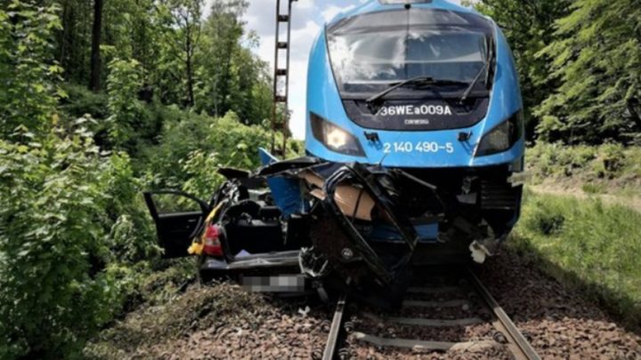 Straszny wypadek na przejeździe kolejowym. Pociąg Kolei Śląskich uderzył w samochód osobowy i pchał go przez kilkadziesiąt metrów.