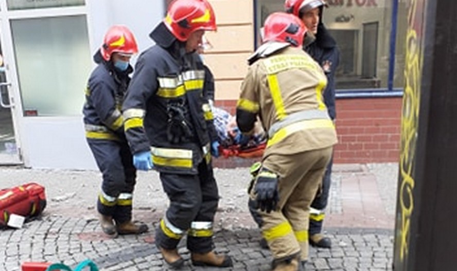 Groźny wypadek w ścisłym śródmieściu Bytomia. Fragment elewacji budynku zwalił się na idącą po chodniku kobietę.