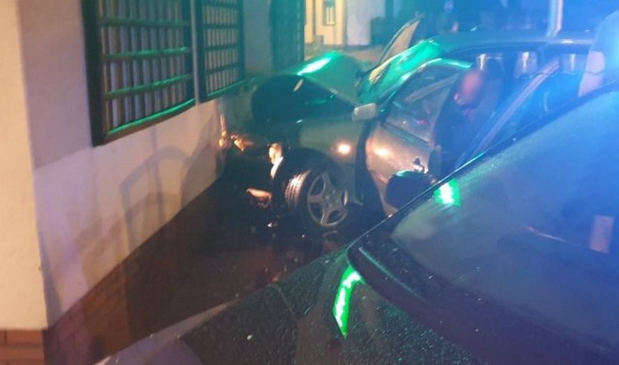 Katowice: Kierowca zakończył swoją ucieczkę wbijając samochód w budynek. Wiózł dwie inne osoby. Zdjęcia z miejsca wypadku.