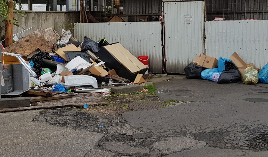 Duże odpady wyrzucane są w niewłaściwych miejscach i terminach. Wielkie gabaryty, wystawiane są często niezgodnie z harmonogramem i nie tam, gdzie powinny się znaleźć, burzą estetykę miasta.