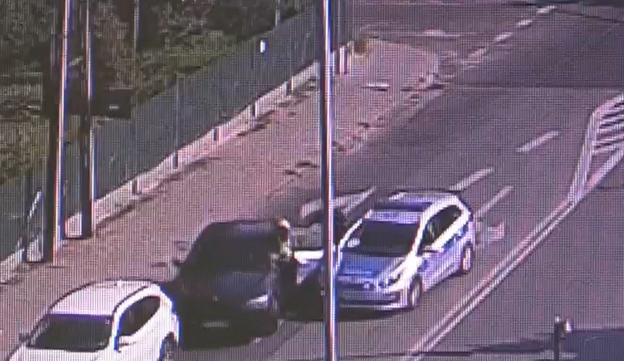 Przydrożna kamera nagrała kierowcę, który samochodem poturbował policjanta, a następnie uciekł. [Jest nagranie.]