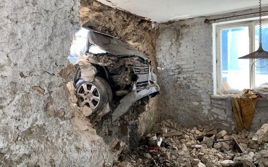 Coś takiego naprawdę rzadko się zdarza. W Częstochowie samochód przebił ścianę domu, a jego przód utkwił w pokoju.