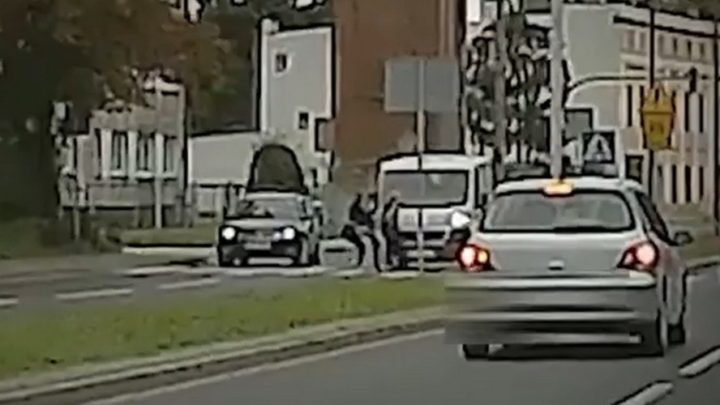 Ku przestrodze. Komenda Wojewódzka Policji w Katowicach opublikowała nagranie, na którym widać, jak samochód dostawczy najeżdża na trzy nastolatki przechodzące po pasach.
