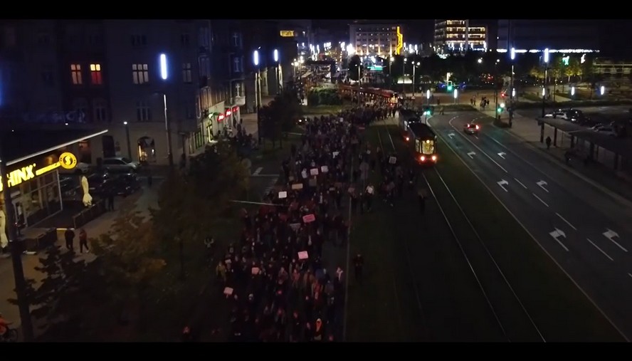 Nawet tramwaj „skandował” hasła demonstracji. Wydarzenia w Katowicach w kamerze naszego czytelnika.