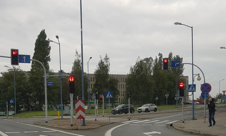 Dziś światła sterujące ruchem na niektórych skrzyżowaniach Katowic zachowywały się inaczej niż zwykle. Przyczyną to, co na zdjęciu w tekście.