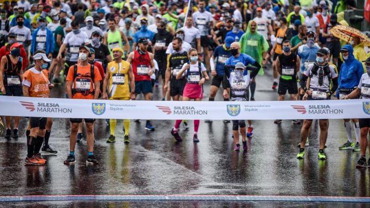 Biegacze wystartowali. Uczestnicy Silesia Marathon biegną ulicami Chorzowa, Katowic, Siemianowic Śląskich, Mysłowic. Informujemy o utrudnieniach w ruchu.