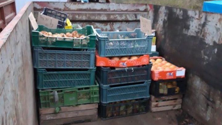 Po siedmiu akcjach straży miejskiej z Katowic aż kilkaset kilogramów warzyw i owoców trafiło do kontenerów na odpadki.