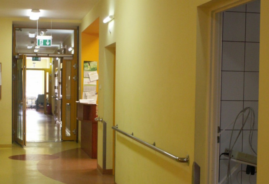 Od dziś (4 listopada) do odwołania miejski Szpital Murcki w Katowicach przestaje przyjmować umówionych pacjentów na poszczególne oddziały. Na wniosek wojewody szpital przekształcono w tzw. covidowy.