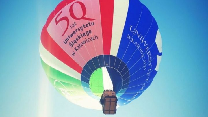 Uniwersytet Śląski i Tramwaje Śląskie są w gronie tych, którzy wspierają Wielką Orkiestrę Świątecznej Pomocy.  Proponują niebywałe atrakcje.  Uniwersytet Śląski: przelot balonem.  Tramwaje Śląskie: impreza z Wikingami.