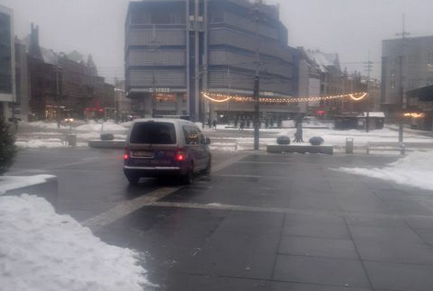 Dniami i nocami strażnicy miejscy pełnią wartę w centrum Katowic. Nasz czytelnik postanowił opisać i sfotografować tak niecodzienne zjawisko, jak np. pilnowanie pryzmy śniegu. Na sygnale!