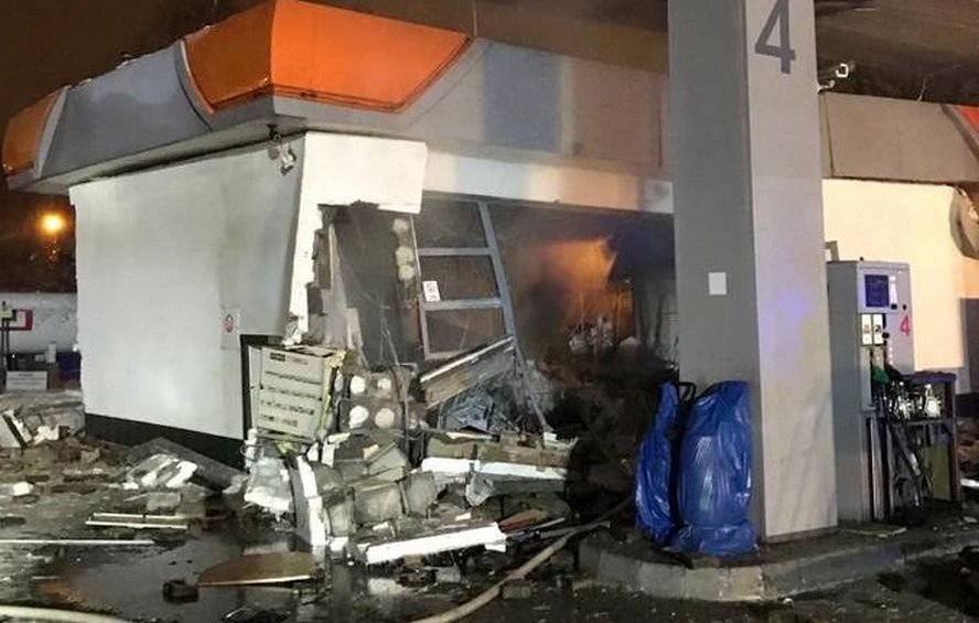 Pracownik stacji paliw zapalił światło i wtedy nastąpiła eksplozja.  Dwie osoby zostały poparzone.