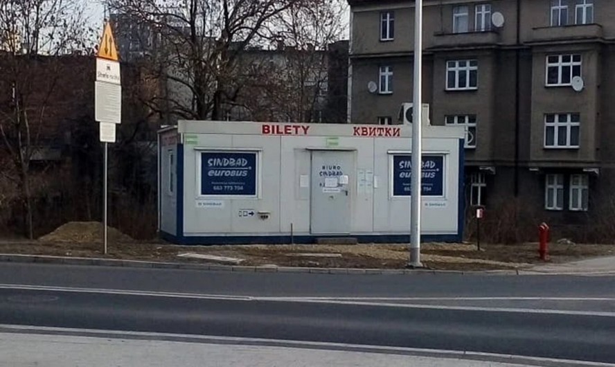 To nie żart. Na zdjęciu widać kontener z kasami sprzedaży biletów na autobusy zatrzymujące się na niedawno otwartym nowoczesnym dworcu autobusowym przy ul. Sądowej w Katowicach.
