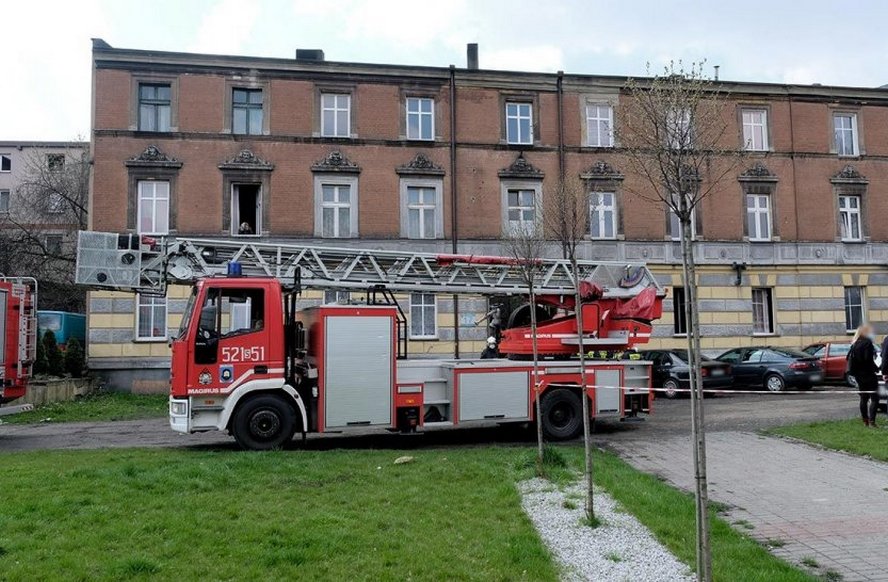 Jedna osoba zginęła w płomieniach. Druga została tak bardzo poparzona, że trafiła do Centrum Leczenia Oparzeń w Siemianowicach Śląskich.