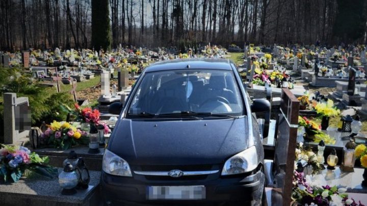 Kierowca tego samochodu „pomylił się” i zaparkował na środku cmentarza. Jadąc przez nekropolię uszkodził ponad 20 nagrobków.