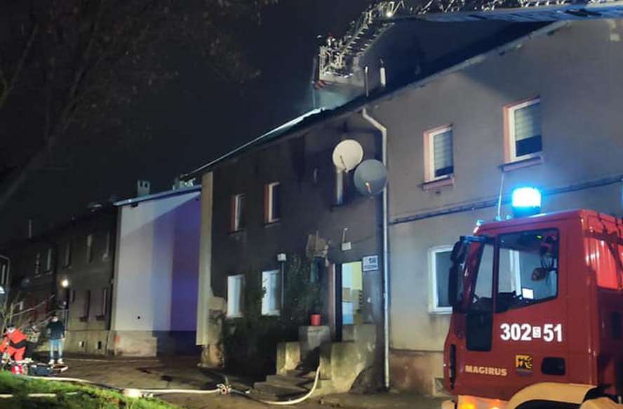 Tragiczny pożar w Katowicach. Jedna ofiara śmiertelna, kolejna osoba czekała na ratunek, siedząc na parapecie.