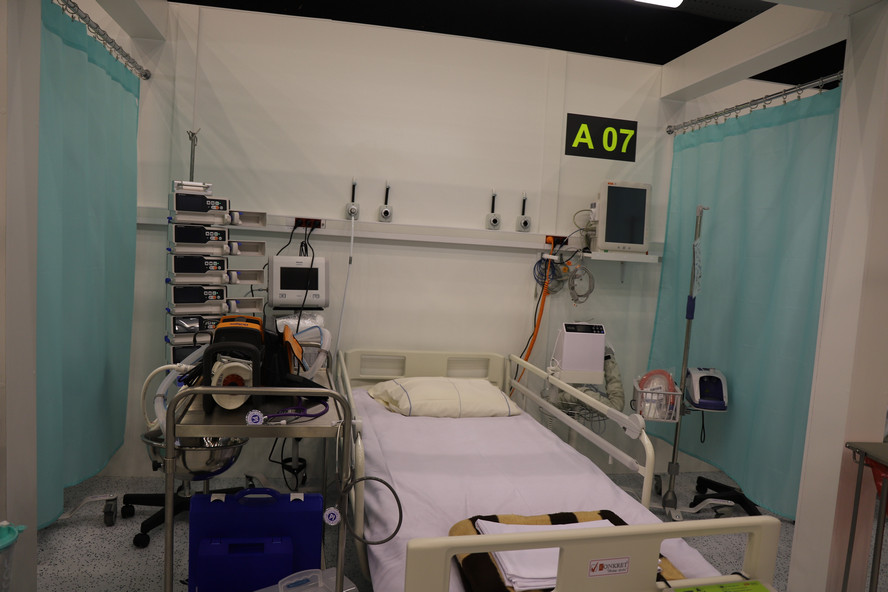 Ostatnich pacjentów szpitala tymczasowego w Katowicach przewieziono karetkami do szpitala MSWiA.