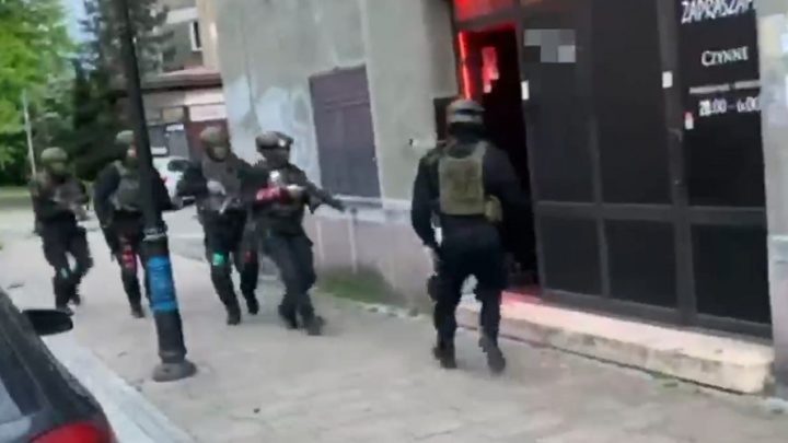 Katowiccy policjanci, uzbrojeni w broń maszynową, dokonali nalotu na klub nocny w Tychach.