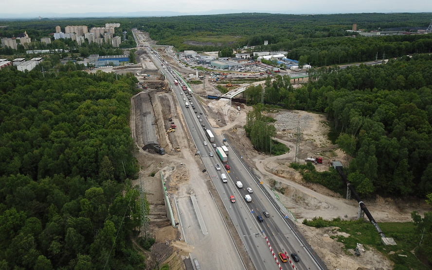 Postępuje budowa wielkiego skrzyżowania dróg na katowickim Giszowcu.