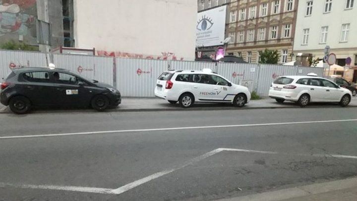 Mimo prowadzonej od kilku tygodni akcji edukacyjnej w Katowicach, ci taksówkarze blokują chodnik dla pieszych.