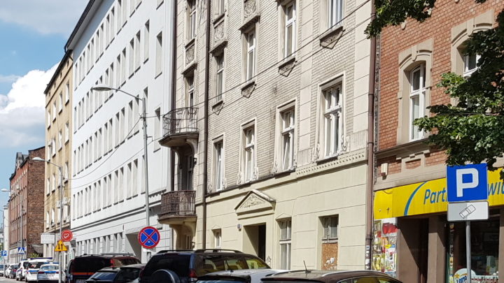Straż miejska nakłada mandaty na kierowców karetek podjeżdżających tu po krew dla szpitali z całego woj. śląskiego.