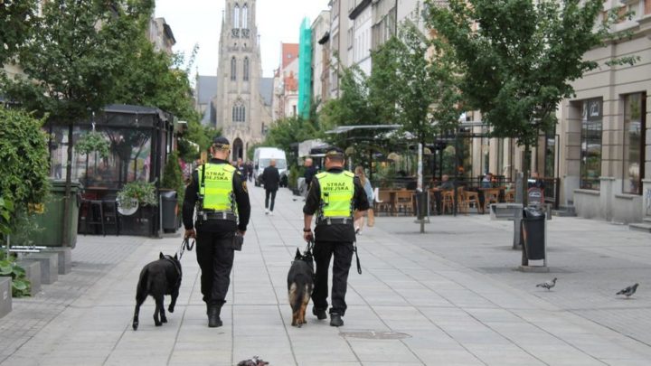 Dodatkowe patrole policji o straży miejskiej pilnują bezpieczeństwa w śródmieściu Katowic.