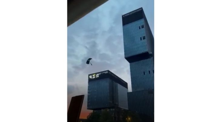 Dwóch śmiałków skoczyło ze spadochronami z najwyższego budynku w Katowicach.