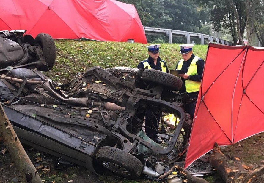 Tragedia w Katowicach. Dwóch młodych ludzi zginęło w wyniku uderzenia samochodu w drzewo.