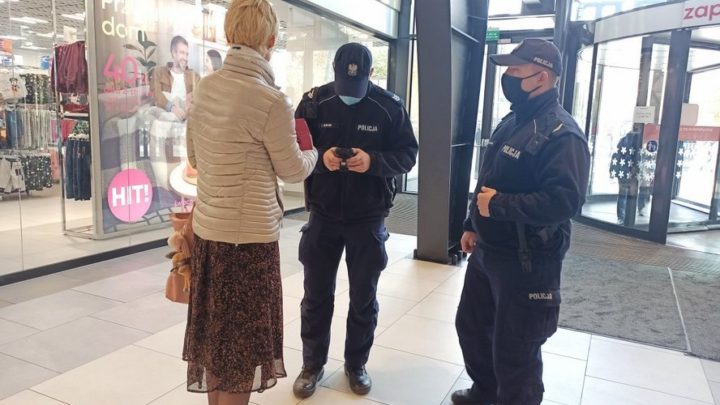 Przyłapani. Policja publikuje zdjęcia z interwencji wobec osób, które łamały nakaz noszenia maseczek w Galerii Katowickiej.