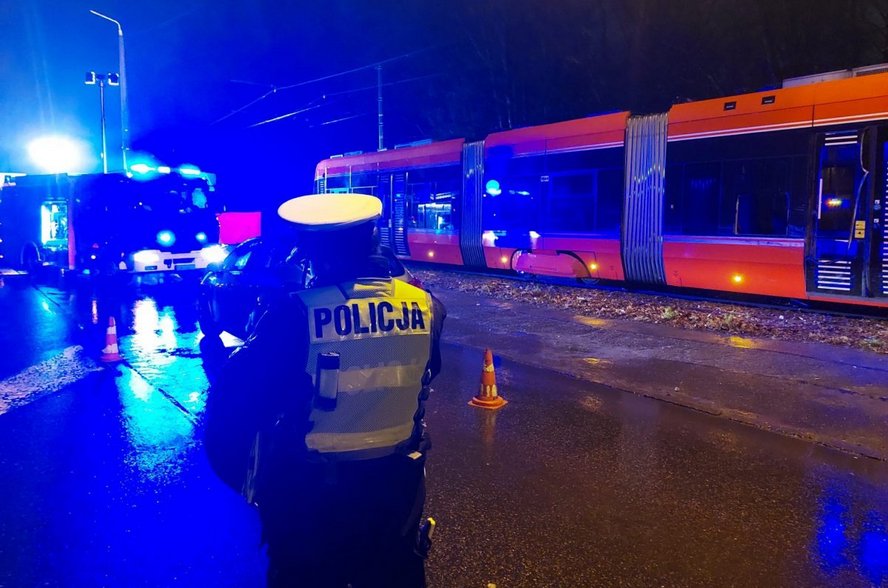 Zderzenie samochodu z tramwajem – jedna osoba zmarła, trzy zostały ranne.