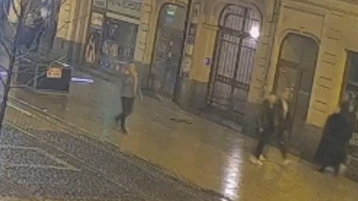 Policja publikuje film, na którym widać wizerunki trzech osób, które zdewastowały jeden z fortepianów w centrum Katowic.