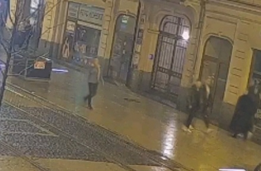 Policja publikuje film, na którym widać wizerunki trzech osób, które zdewastowały jeden z fortepianów w centrum Katowic.