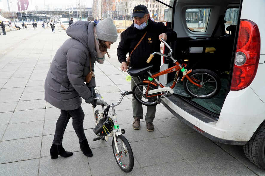 W Katowicach ruszyła miejska zbiórka rowerów i hulajnóg dla uchodźców z Ukrainy.