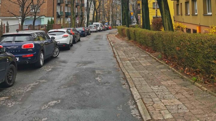 MZUiM Katowice realizuje pozimowe naprawy dróg w dzielnicach.