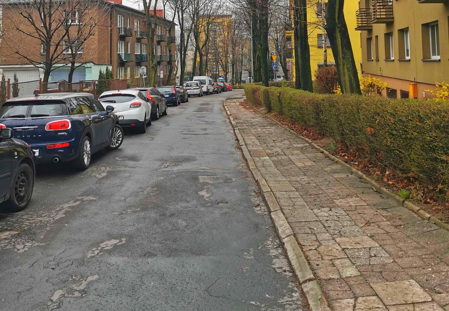 MZUiM Katowice realizuje pozimowe naprawy dróg w dzielnicach.