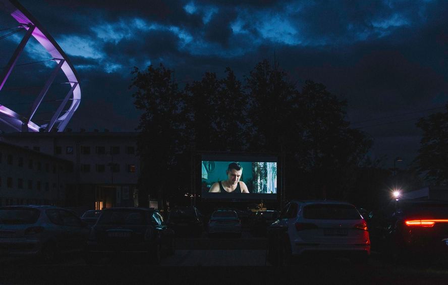 Rusza plenerowe kino samochodowe na parkingu Stadionu Śląskiego.