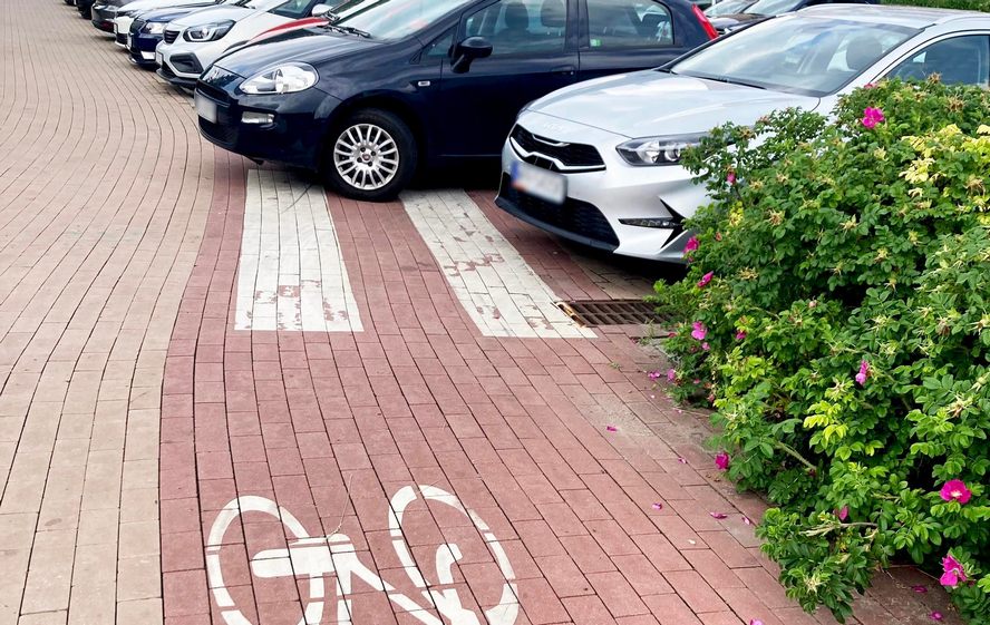 Kierowcy aut w Katowicach zaanektowali ścieżkę dla rowerów.