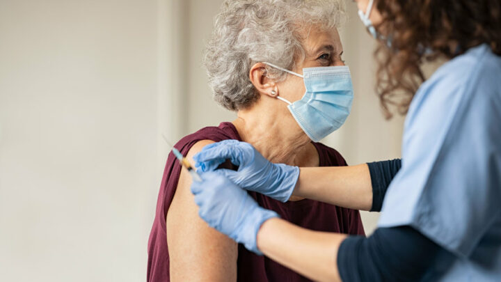Bezpłatne szczepienia przeciwko grypie – dla seniorów.