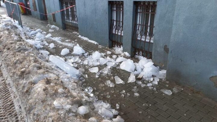 Dwa groźne wypadki w woj. śląskim, spowodowane przez bryły zlodowaciałego śniegu.