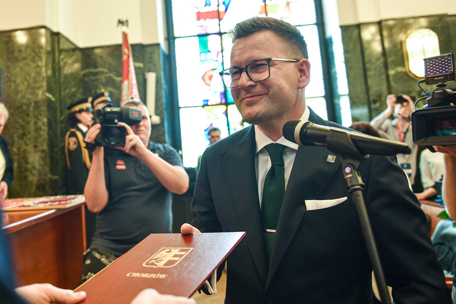 Nowy a nie staro-nowy, jak np. w Katowicach, prezydent Chorzowa Szymon Michałek i radni zaprzysiężeni.