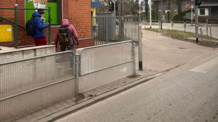 Pleksi na barierkach: ochrona pieszych czy estetyczna porażka?